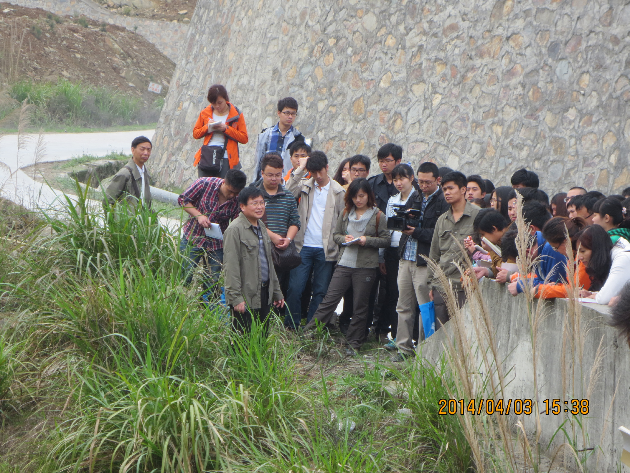 郑维忠教高在福州市红庙岭讲解坝区选址地质调绘重点事项